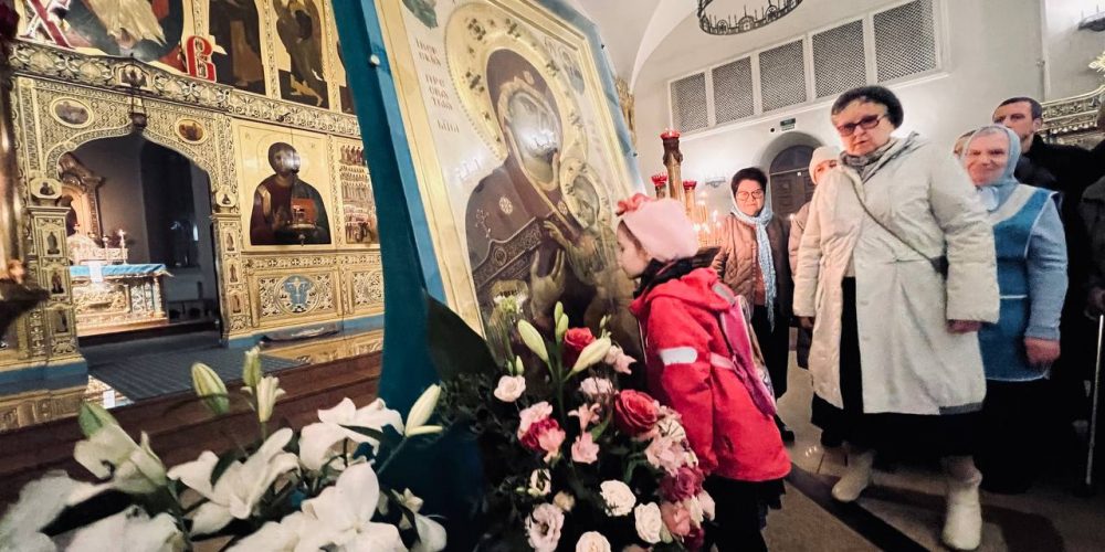 В праздник Иверской иконы Божией Матери владыка Фома совершил Литургию в Иверском приделе Георгиевского собора г. Одинцово