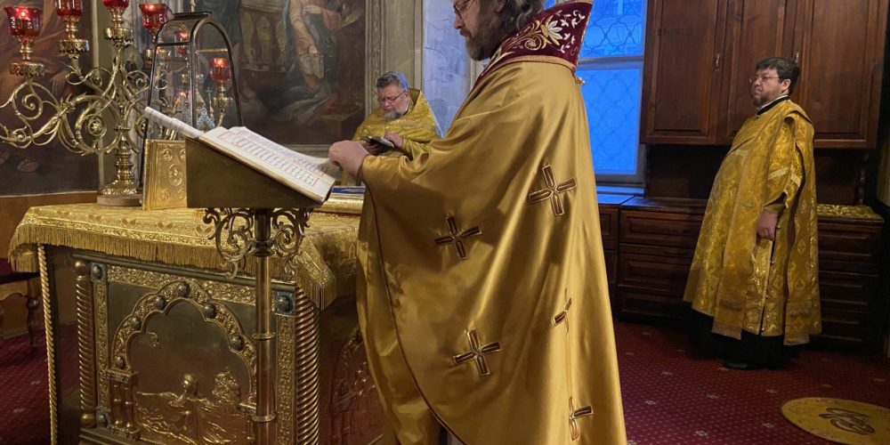 Литургию и заупокойную литию по дирижеру Юрлову совершил в Богоявленском соборе архиепископ Фома