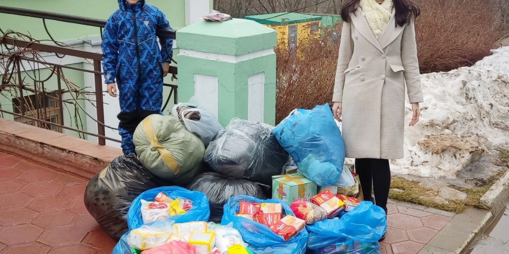 Социальная служба храма Рождества Пресвятой Богородицы в Крылатском передала более 100 кг продуктов для бездомных
