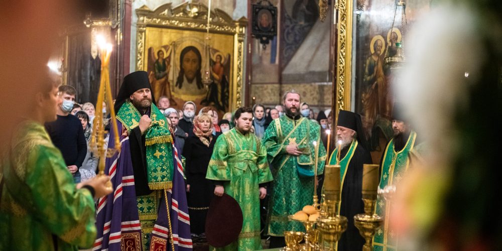Епископ Павлово-Посадский Фома вместе со столичным духовенством отслужил Всенощное бдение в Троице-Сергиевой Лавре