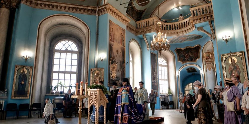 В праздник Владимирской иконы Божией Матери епископ Фома совершил литургию в храме Никиты Мученика на Старой Басманной