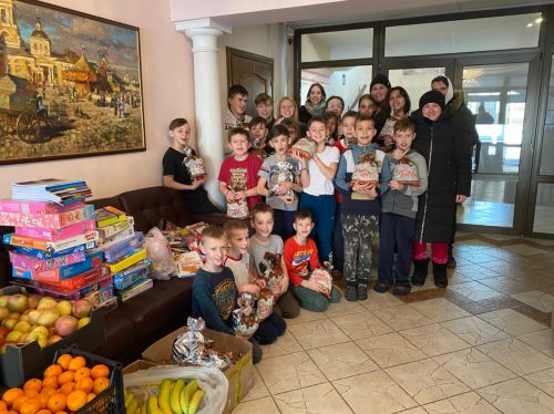 Волонтеры храма Смоленской иконы Божией Матери передали подарки в детские учреждения Коломны