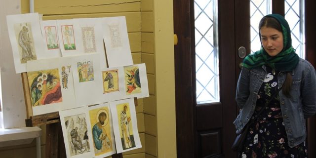 В иконописной школе при храме Успения Пресвятой Богородицы состоялся отбор работ выпускников для экзаменов в Лавру