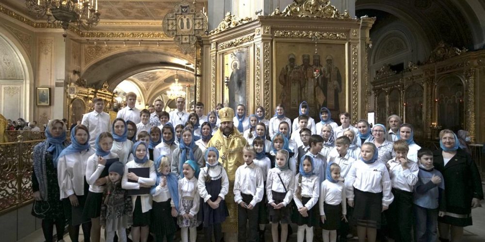 Епископ Павлово-Посадский Фома в сопровождении детского клироса отслужил Литургию в Богоявленском кафедральном соборе