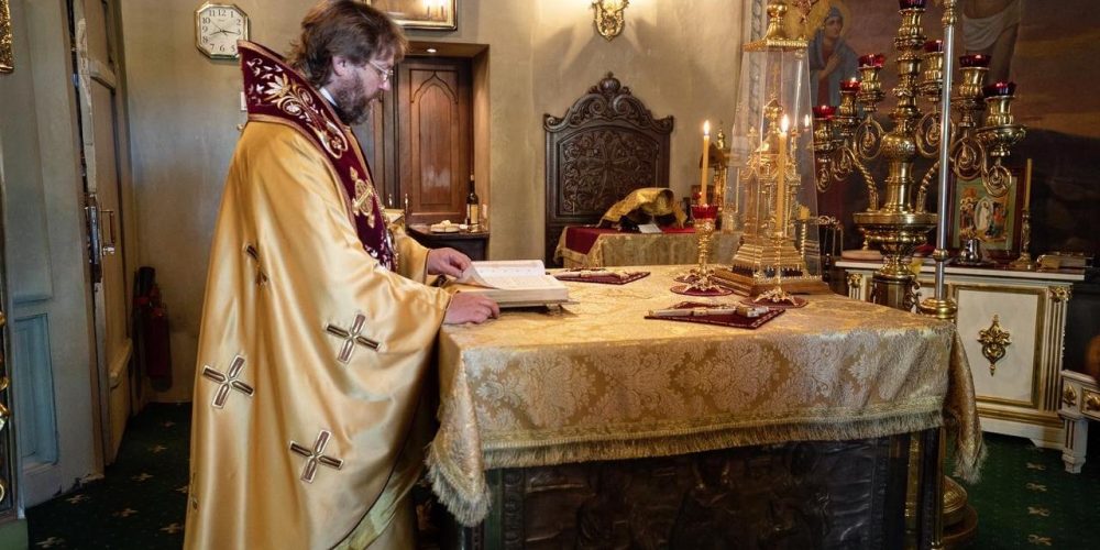 Епископ Павлово-Посадский Фома совершил Литургию в храма свт. Николая в Хамовниках
