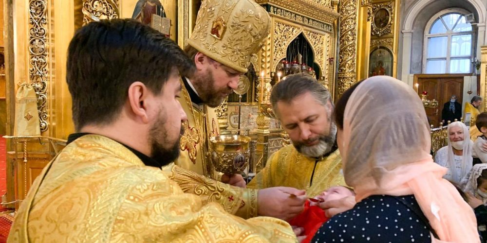 Литургию в Богоявленском кафедральном соборе в Елохове совершил епископ Павлово-Посадский Фома