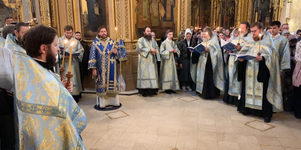 Накануне Субботы Акафиста епископ Фома совершил утреню в Богоявленском соборе