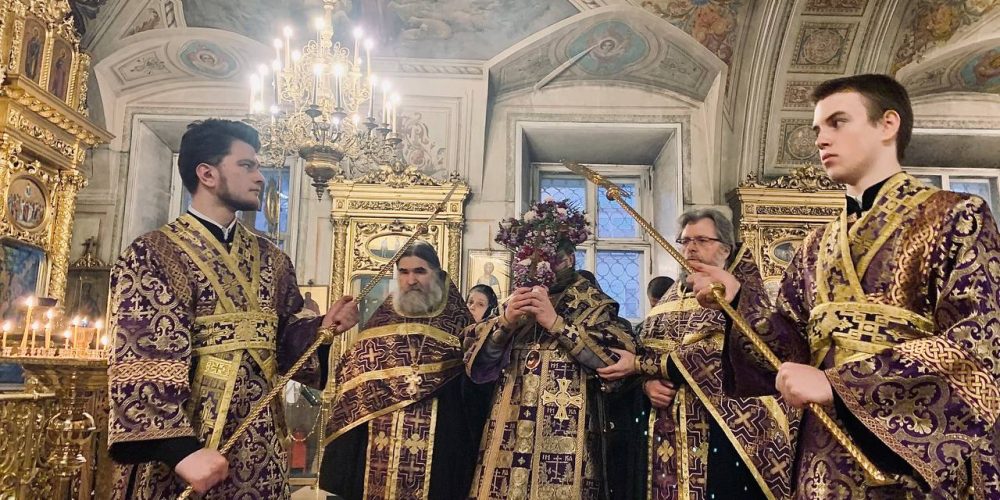 Всенощное бдение с выносом Креста в Богоявленском соборе Москвы совершил епископ Фома