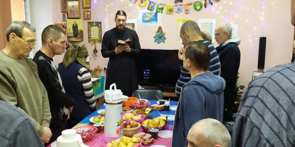 Добровольцы группы милосердия храма преподобного Андрея Рублева в Раменках поздравили бездомных с Рождеством