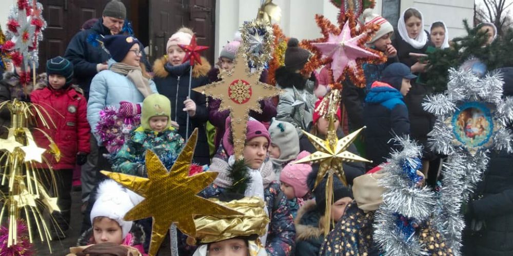 Детский крестный ход и рождественский праздник прошли в храме Иоанна Русского в Кунцеве