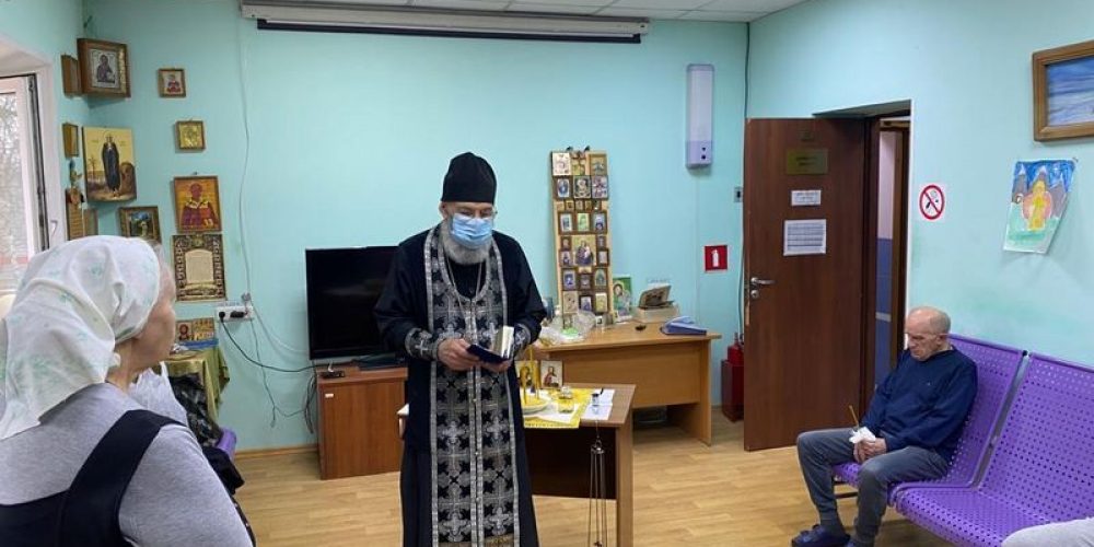 Клирик храма прп. Андрея Рублева в Раменках совершил Таинство елеосвящения в приюте для бездомных