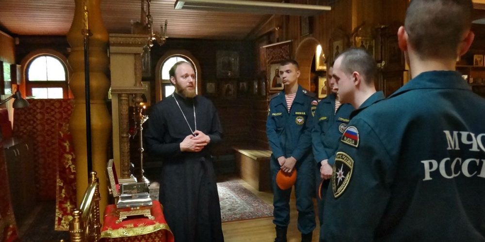Воины — спасатели посетили храм в честь вмч.Георгия Победоносца при МЧС