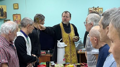 Клирик храма прп. Андрея Рублева в Раменках отслужил краткий молебен в приюте для бездомных