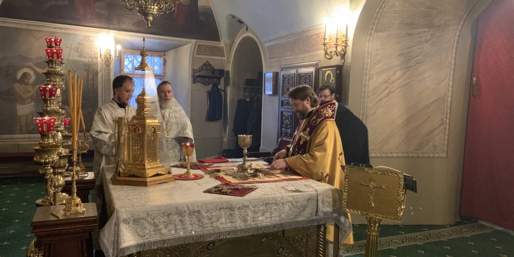 В отдание праздника Богоявления епископ Фома совершил литургию в храме святителя Николая в Хамовниках