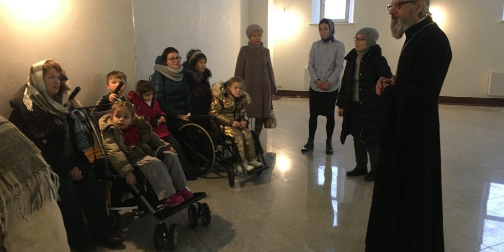 Подопечные комплексного реабилитационного центра «Раменки» посетили храм Андрея Рублева