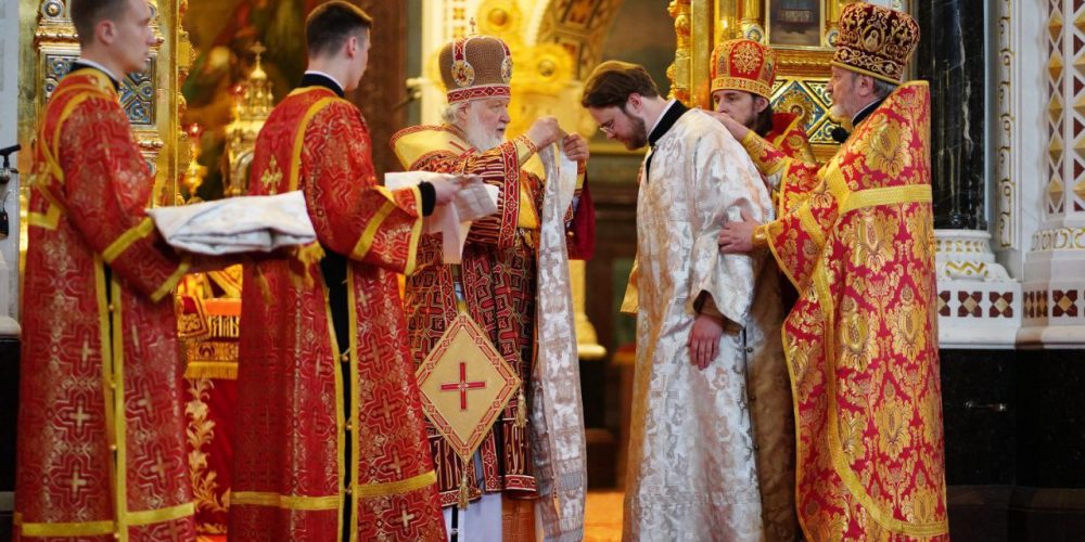 Патриарх Кирилл рукоположил диакона храма Иоанна Русского в Кунцевев сан пресвитера