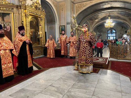 Пасхальную вечерню с утреней совершил архиепископ Фома в Богоявленском соборе