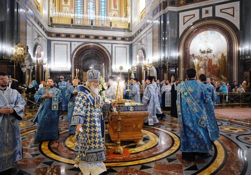Епископ Фома сослужил Патриарху Кириллу за утреней с чином Погребения Пресвятой Богородицы