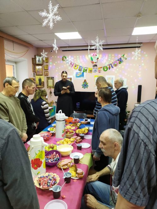 Добровольцы группы милосердия храма преподобного Андрея Рублева в Раменках поздравили бездомных с Рождеством