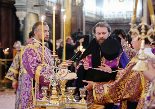 В канун праздника Воздвижения Креста епископ Фома сослужил Патриарху в Храме Христа Спасителя