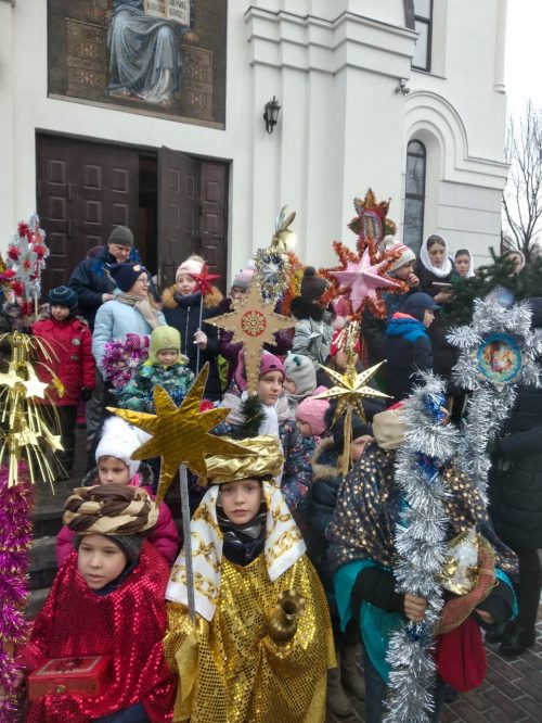 Детский крестный ход и рождественский праздник прошли в храме Иоанна Русского в Кунцеве