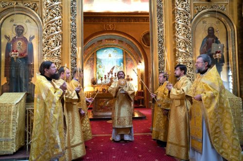 Епископ Фома совершил Божественную литургию в Елоховском кафедральном соборе