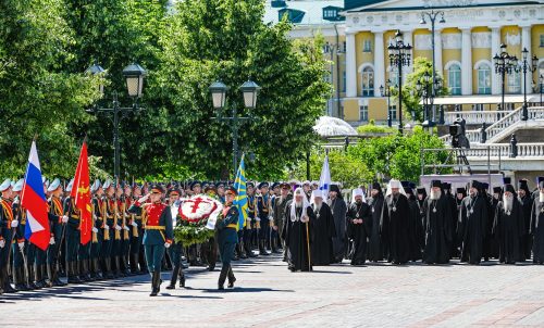 Епископ Фома принял участие в возложении венка к могиле Неизвестного солдата у Кремлевской стены
