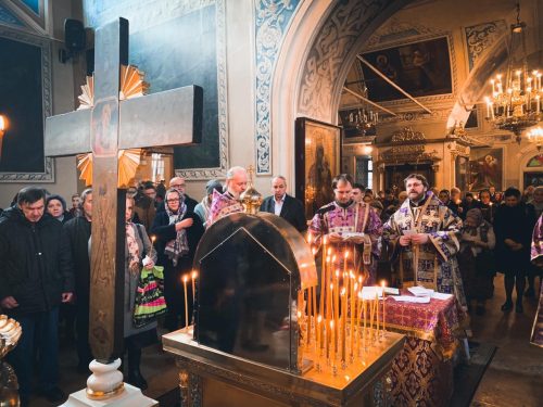 Епископ Фома совершил Божественную литургию и панихиду в Хамовниках