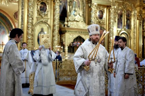 Епископ Фома совершил Божественную литургию в Елоховском кафедральном соборе (+фото)