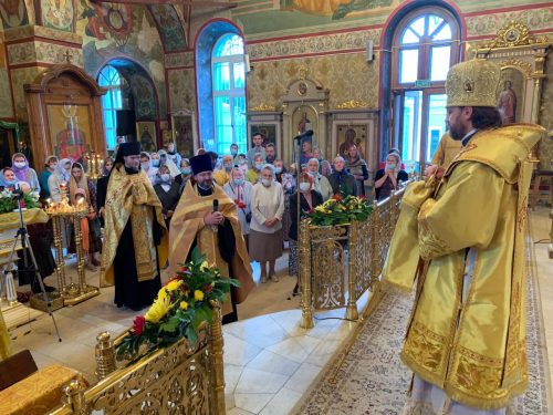 Епископ Фома возглавил всенощное бдение в храме Рождества Пресвятой Богородицы в Крылатском