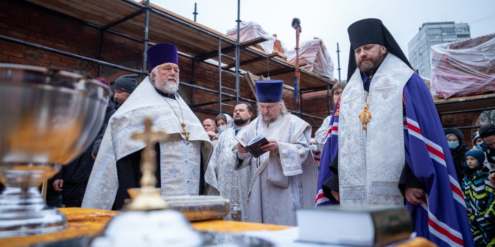 Епископ Павлово-Посадский Фома совершил чин закладки камня в основание храма равноап. Марии Магдалины на Сетуни