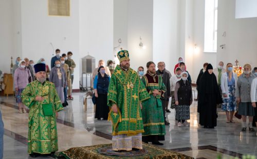 Епископ Фома совершил Божественную литургию в храме преподобного Андрея Рублева в Раменках (+ фото)