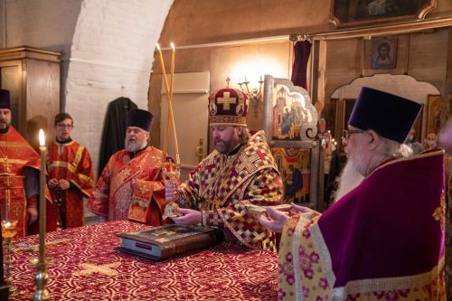 Епископ Павлово-Посадский Фома возглавил Божественную литургию в храме Живоначальной Троицы в Троицком-Голенищеве
