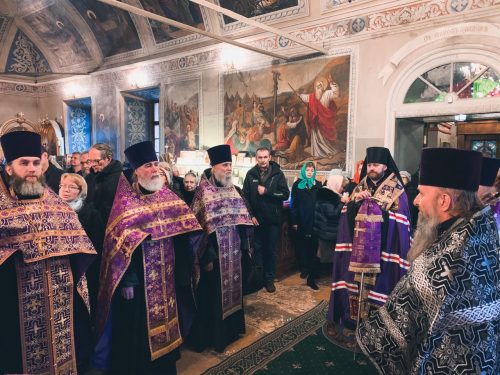 Епископ Фома совершил праздничное богослужение в Никольском храме в Хамовниках