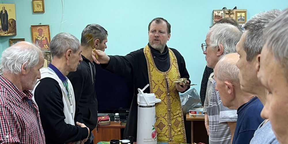 Клирик храма прп. Андрея Рублева в Раменках отслужил краткий молебен в приюте для бездомных