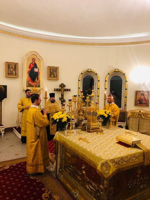 Епископ Фома совершил всенощное бдение в соборном храме в Переделкино