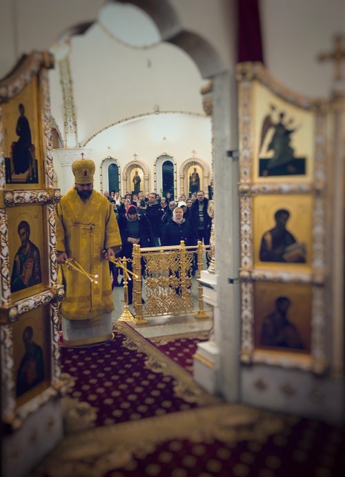 Епископ Фома совершил Божественную литургию в соборном храме в Переделкине