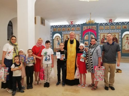 Настоятель храма Смоленской иконы Божией Матери поздравил представителей многодетных семей прихода с прошедшими праздниками