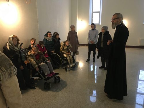 Подопечные комплексного реабилитационного центра «Раменки» посетили храм Андрея Рублева