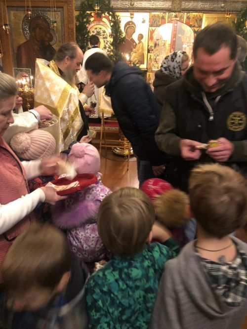 Подарки от малышей. В храме святителя Димитрия в Очакове дети поздравили прихожан с Рождеством Христовым
