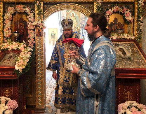 В праздник Владимирской иконы Божьей Матери епископ Фома совершил Литургию в домовом храме Патриаршей резиденции