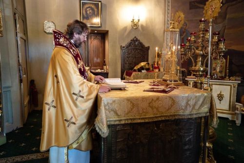 Епископ Павлово-Посадский Фома совершил Литургию в храма свт. Николая в Хамовниках