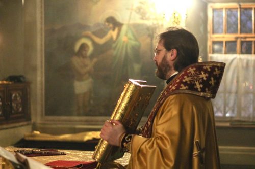 Епископ Павлово-Посадский Фома возглавил Литургию в храме свт. Николая в Хамовниках
