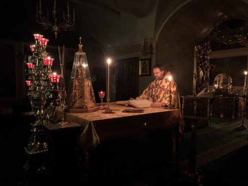 Ночную Божественную литургию совершил епископ Павлово-Посадский Фома в храме свт. Николая в Хамовниках