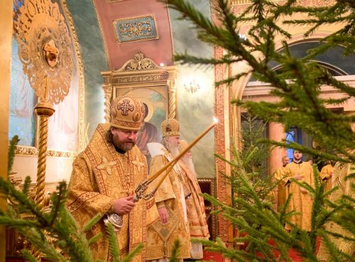 В праздник Собора Пресвятой Богородицы епископ Павлово-Посадский Фома сослужил архиепископу Каширскому Феогносту