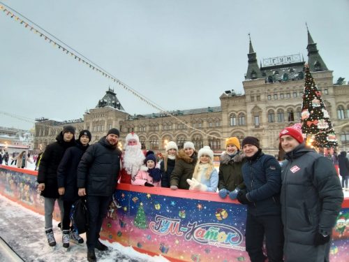 Молодежь Западного викариатства бесплатно покаталась на коньках на Красной площади