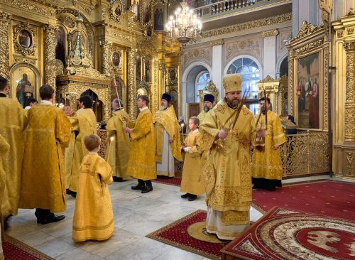 В Неделю о Страшном Суде епископ Павлово-Посадский Фома совершил Литургию в Богоявленском соборе