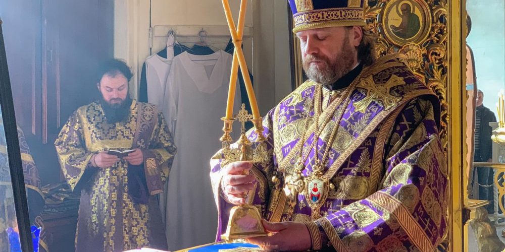 В Неделю Крестопоклонную епископ Павлово-Посадский Фома совершил Литургию в Богоявленском соборе