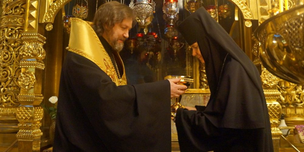 Архиепископ Фома передал в Алексеевский женский монастырь ковчег с частицей мощей свт. Алексия, митрополита Московского.