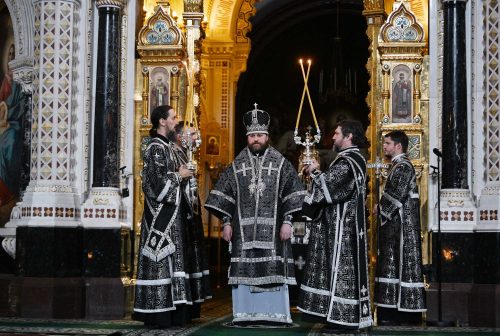 Епископ Фома сослужил Святейшему Патриарху за литургией преждеосвященных даров в храме Христа Спасителя